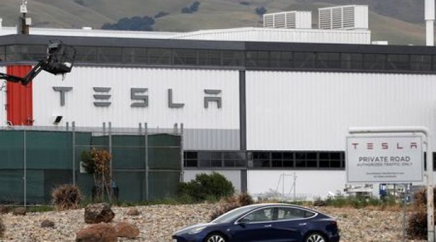 Tesla to raise pay for US factory workers - Bloomberg News
