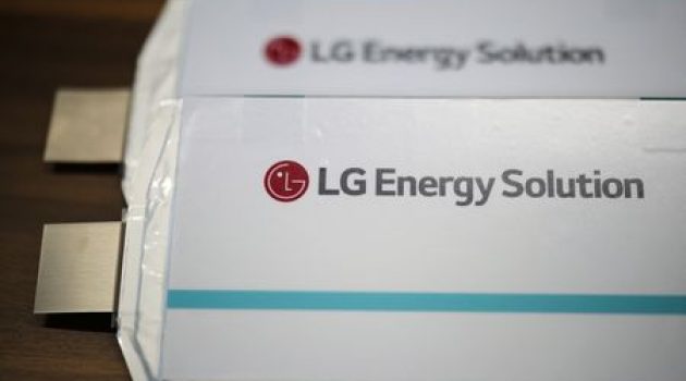 Battery firm LG Energy Solution Q1 profit plunges on weak EV sales
